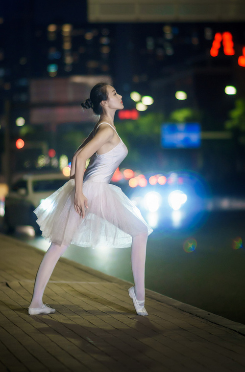 爱游戏官方-基层联赛冠军受邀观看国家队比赛体验职业氛围提升梦想感，国家队训练赛